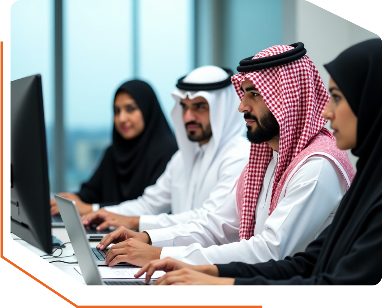 متدربون يستخدمون منصة لين بيزنس سوليشنز